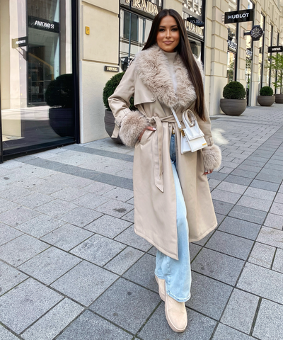 Ledermantel Hillary mit Felldetails Beige Ladypolitan ♡
