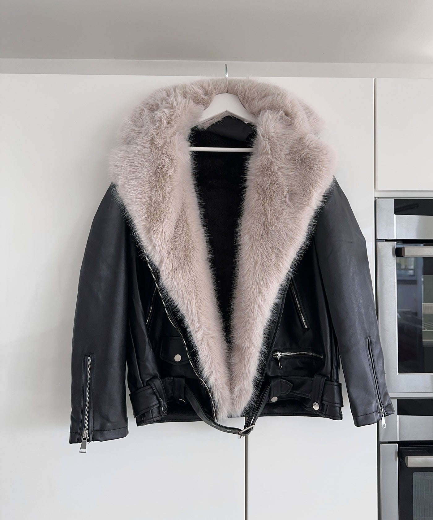 Gefütterte Lederjacke Vida mit Fell Beige Schwarz  Ladypolitan ♡   