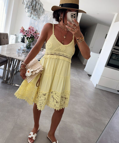 Kleid mit Spitze Emna Gelb Ladypolitan ♡