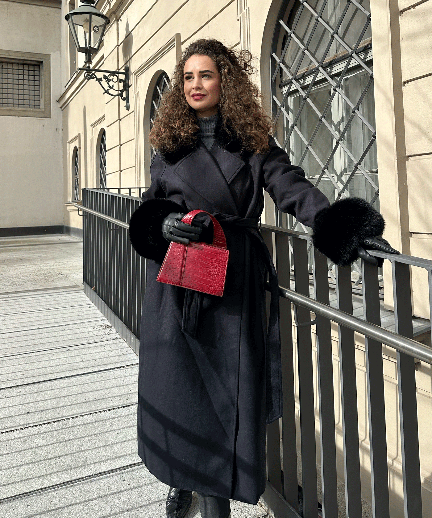 Mantel Jolie mit Felldetails Schwarz  Ladypolitan ♡   