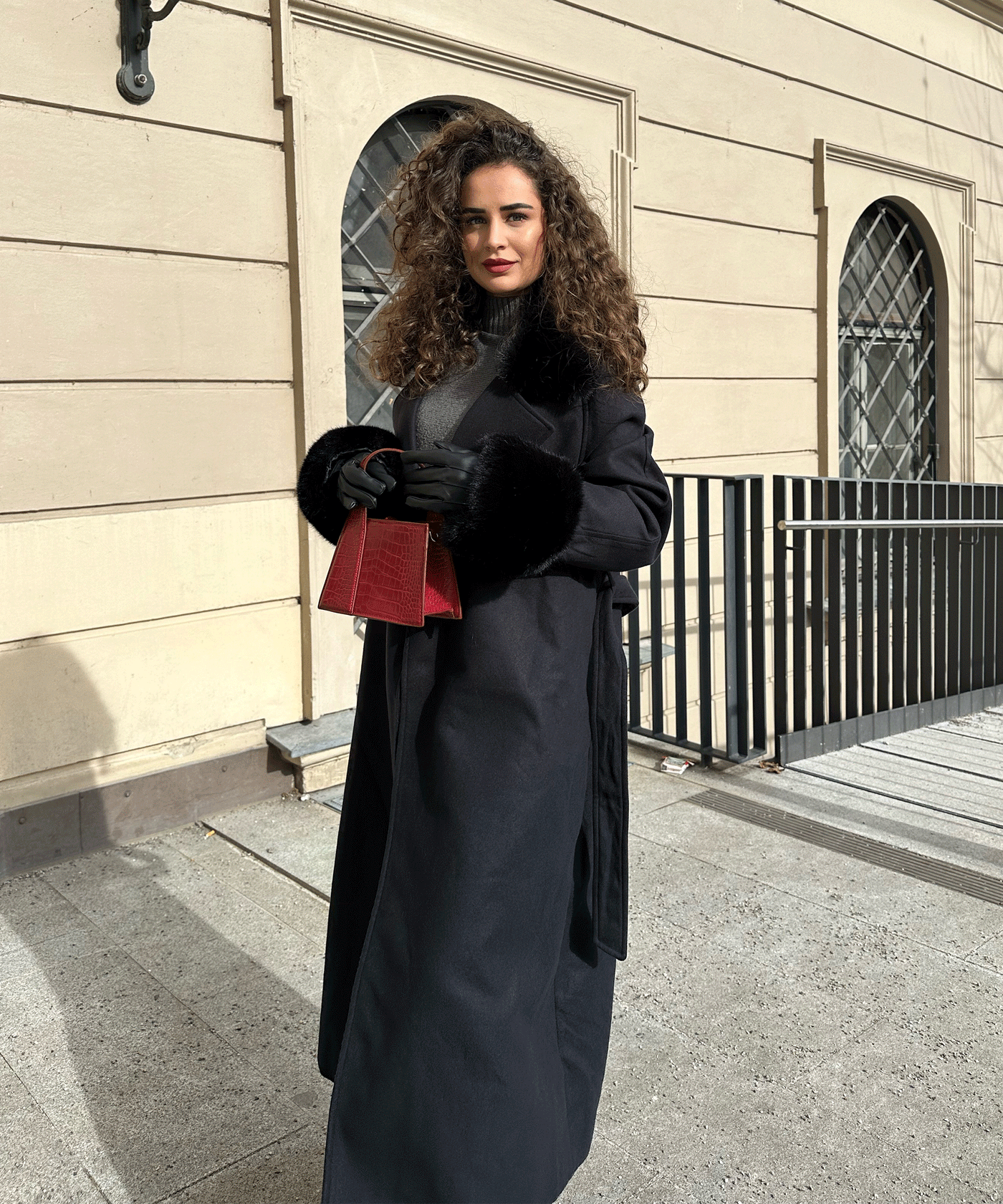 Mantel Jolie mit Felldetails Schwarz  Ladypolitan ♡   