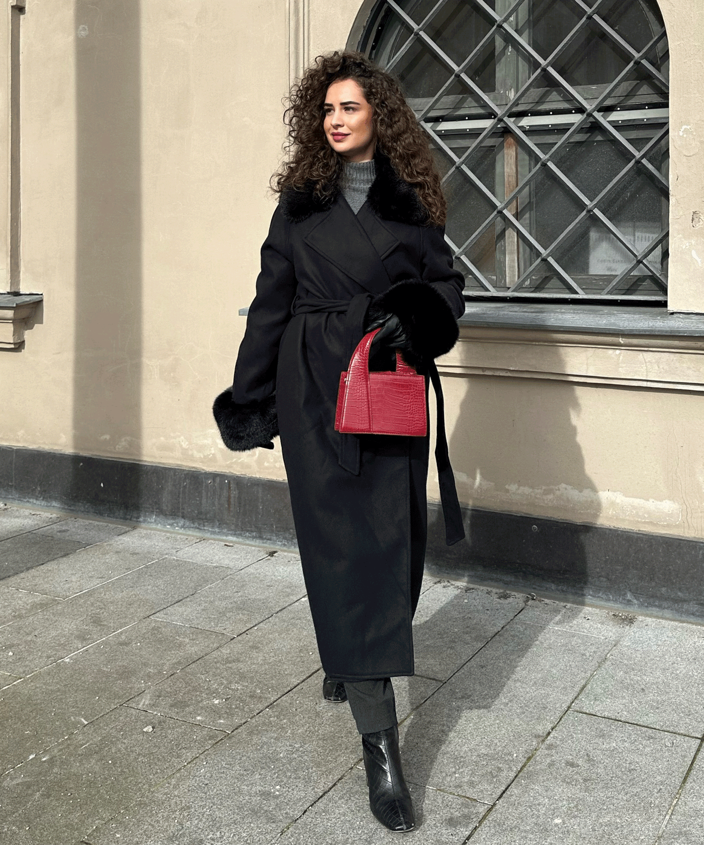 Mantel Jolie mit Felldetails Schwarz  Ladypolitan ♡   