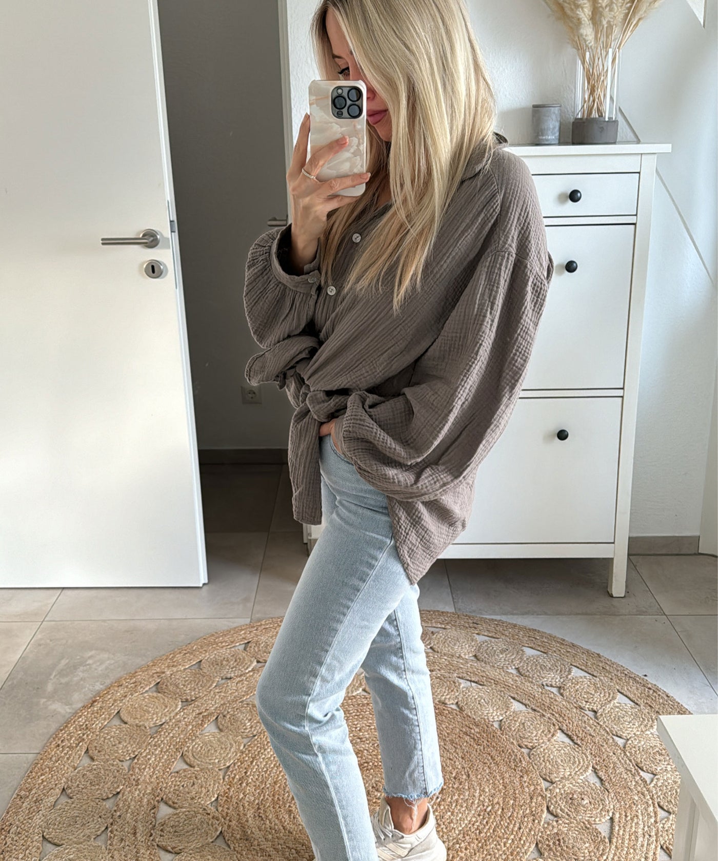 Oversize Musselin Bluse Freya Taupe Lang  Ladypolitan - Fashion Onlineshop für Damen   