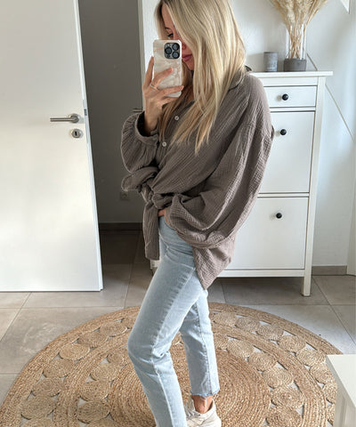 Oversize Musselin Bluse Freya Taupe Lang  Ladypolitan - Fashion Onlineshop für Damen   