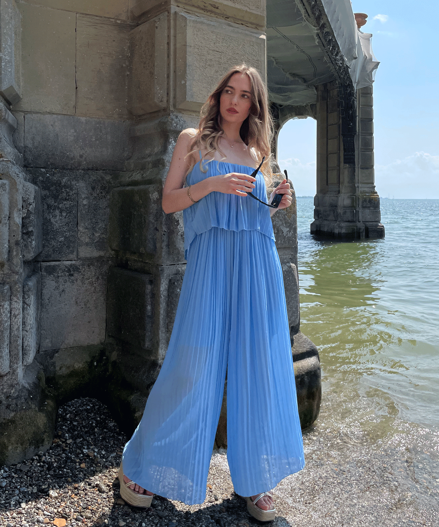 Eleganter Plissee Einteiler Hellblau  Ladypolitan - Fashion Onlineshop für Damen   