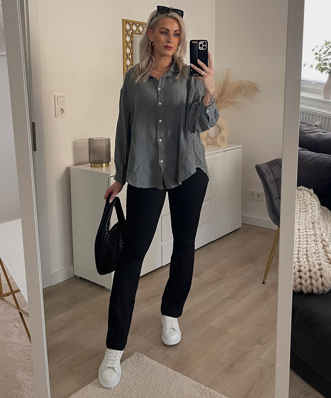Oversize Musselin Bluse Freya Dunkelgrau Kurz  Ladypolitan - Fashion Onlineshop für Damen   