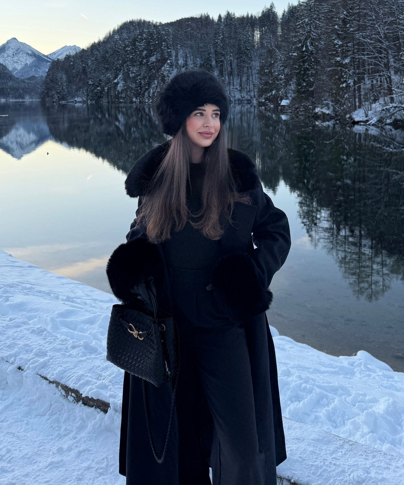 Jolie coat with fur details black