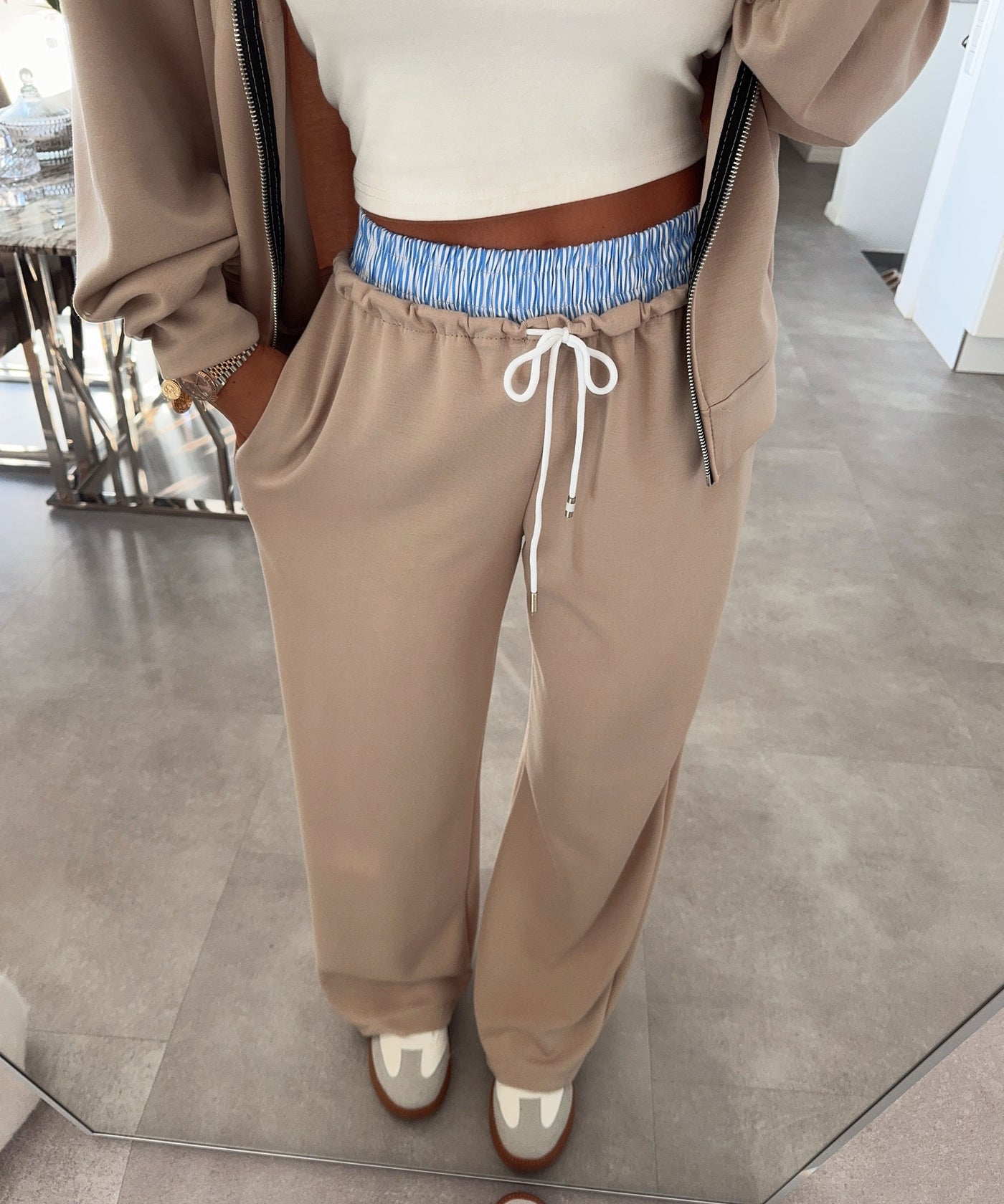 Jogger Set mit Hemddetail Sunila Beige Ladypolitan ♡