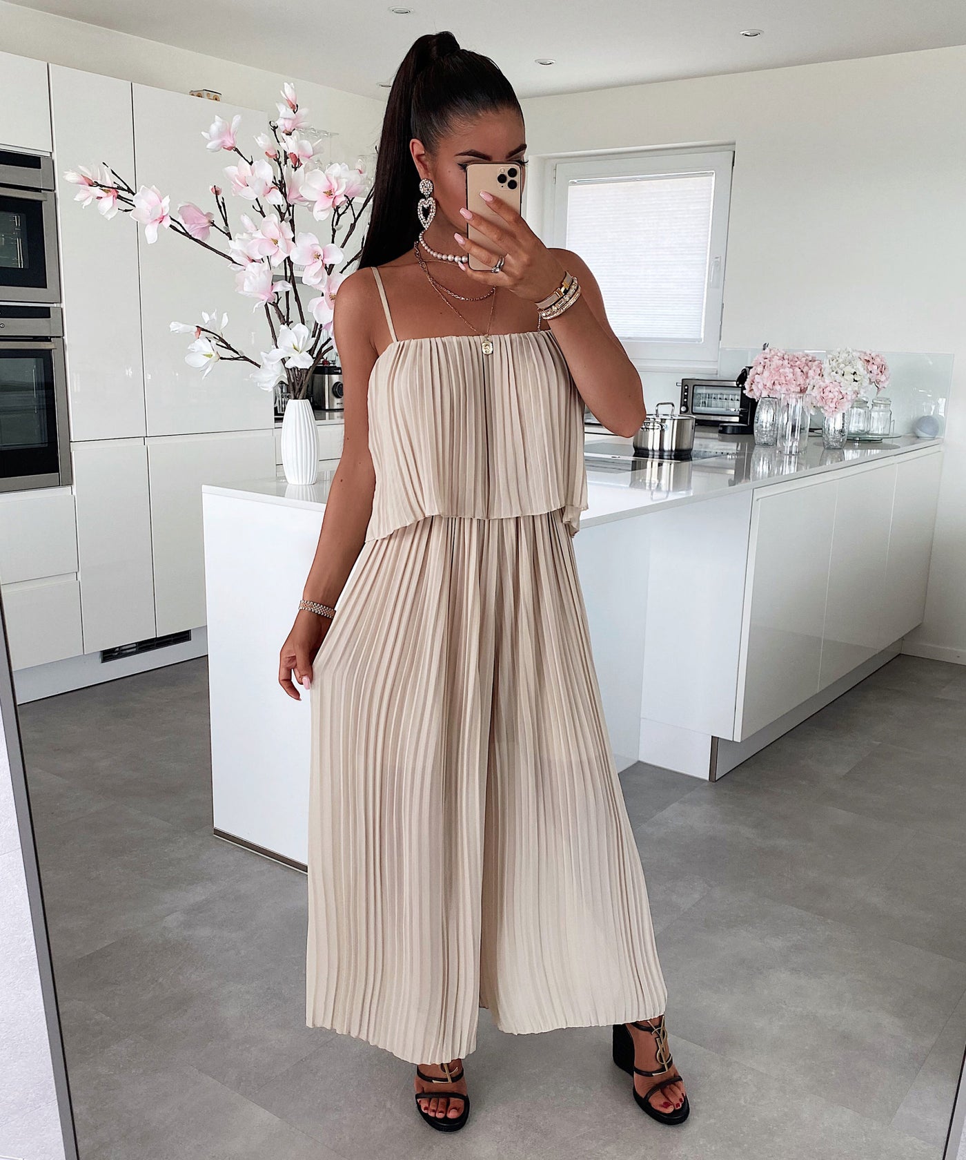 Eleganter Plissee Einteiler Beige  Ladypolitan - Fashion Onlineshop für Damen   