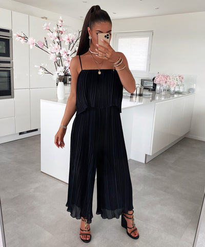 Eleganter Plissee Einteiler Schwarz  Ladypolitan - Fashion Onlineshop für Damen   