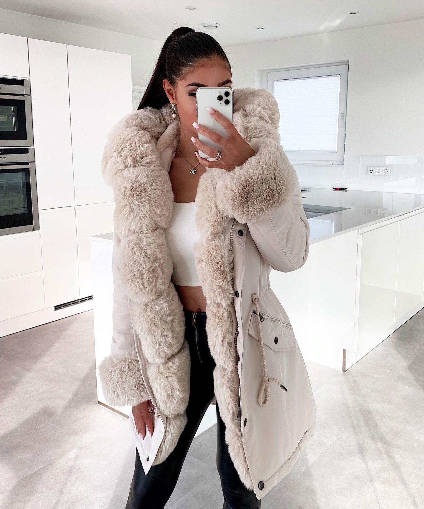 Kunstpelzjacke Glamour Beige  Ladypolitan - Fashion Onlineshop für Damen   