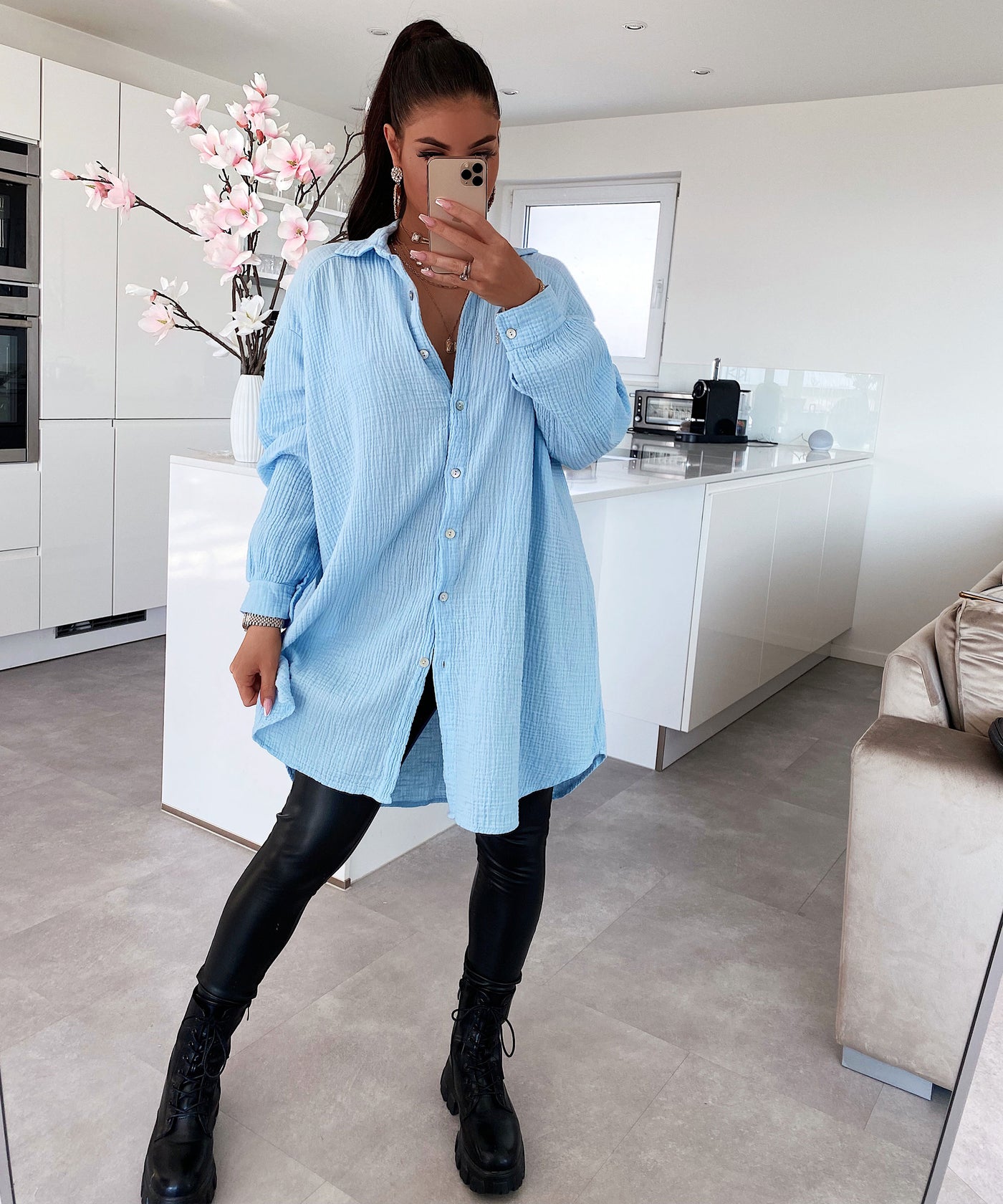 Oversize Musselin Bluse Freya Hellblau Lang  Ladypolitan - Fashion Onlineshop für Damen   