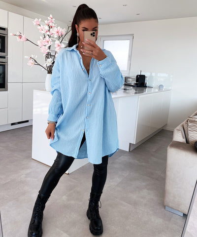 Oversize Musselin Bluse Freya Hellblau Lang  Ladypolitan - Fashion Onlineshop für Damen   