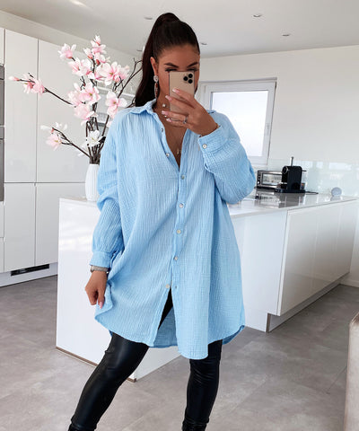Oversize Musselin Bluse Freya Hellblau Lang  Ladypolitan - Fashion Onlineshop für Damen   