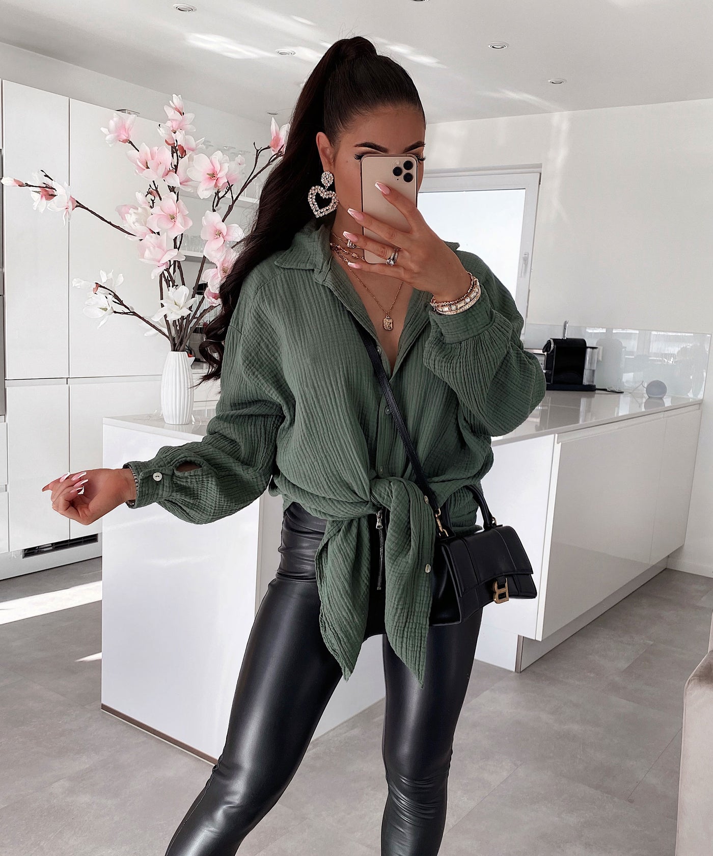 Oversize Musselin Bluse Freya Khaki Lang  Ladypolitan - Fashion Onlineshop für Damen   