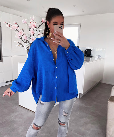 Oversize Musselin Bluse Freya Royalblau Kurz  Ladypolitan - Fashion Onlineshop für Damen   