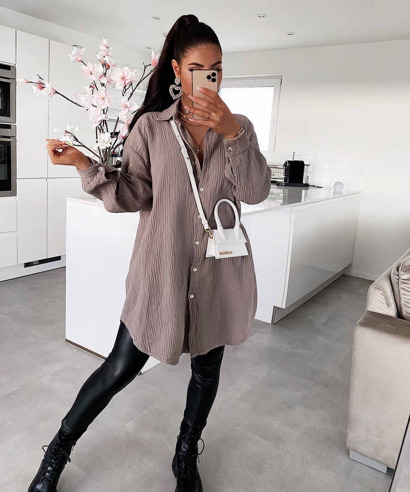 Oversize Musselin Bluse Freya Taupe Lang  Ladypolitan - Fashion Onlineshop für Damen   
