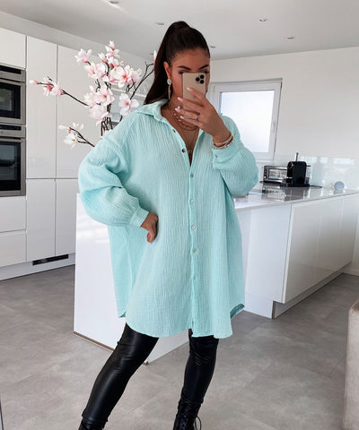 Oversize Musselin Bluse Freya Türkis Lang  Ladypolitan - Fashion Onlineshop für Damen   